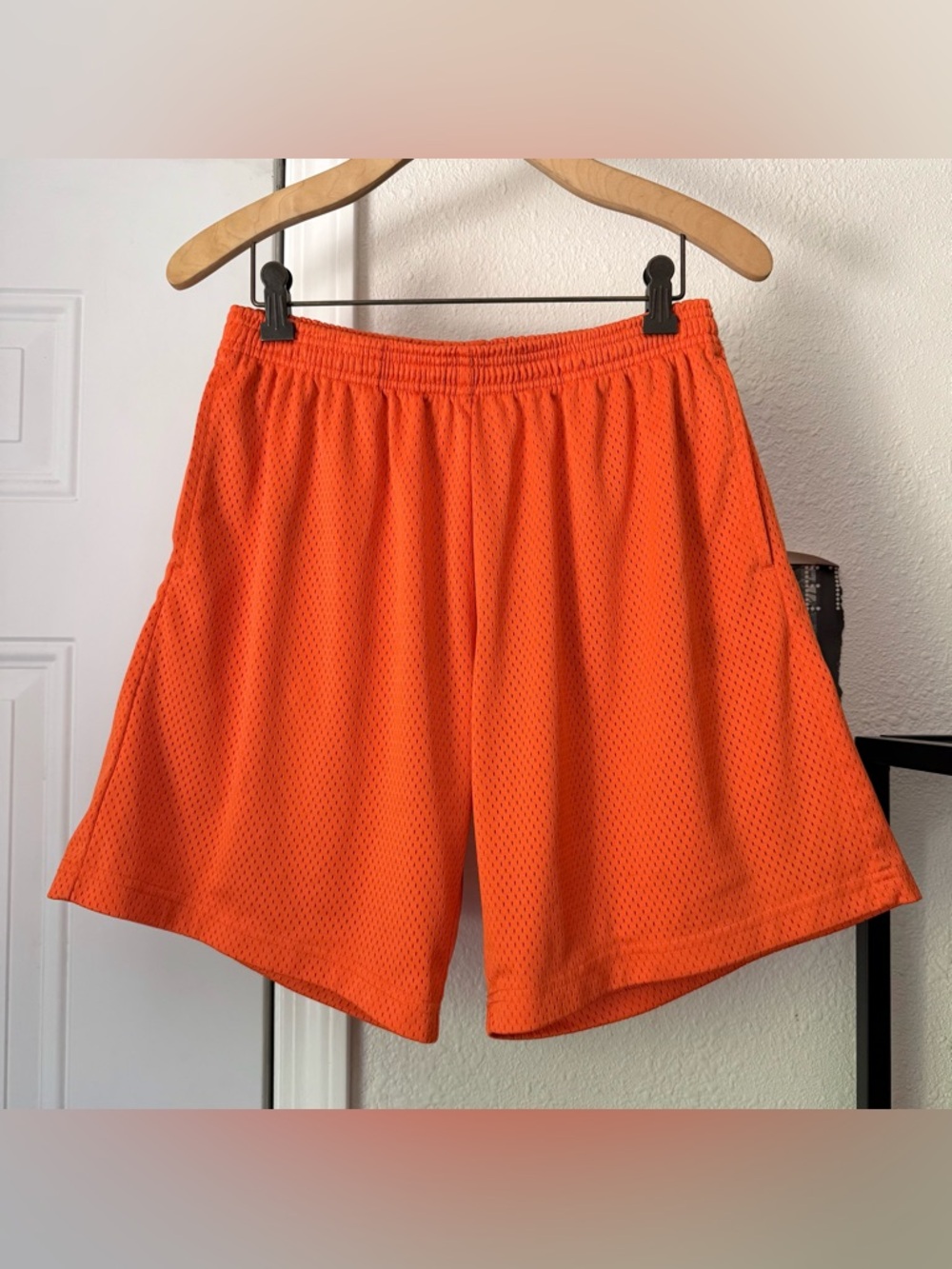 UNDEFEATED‎ men’s Orange basketball mesh athletic pull on shorts